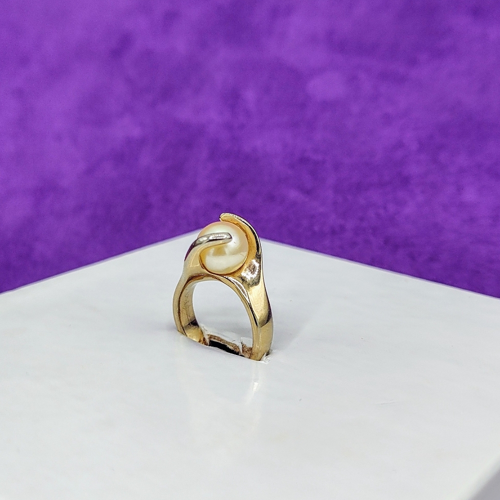 14k stamped Gold ring with cultured Akoya Pearl.  Size 3.75